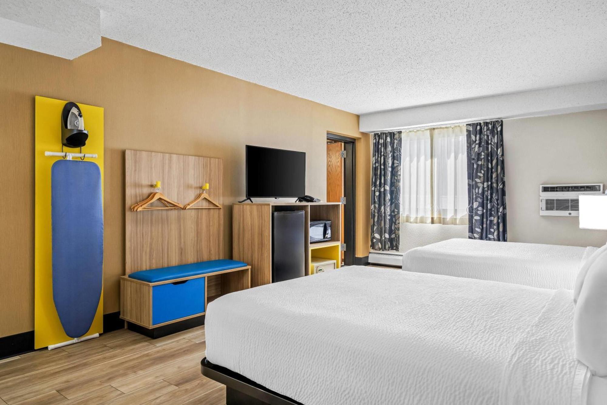 Queen Room Two Queen Beds Bath Tub Mobility Accessible or Non-Smoking