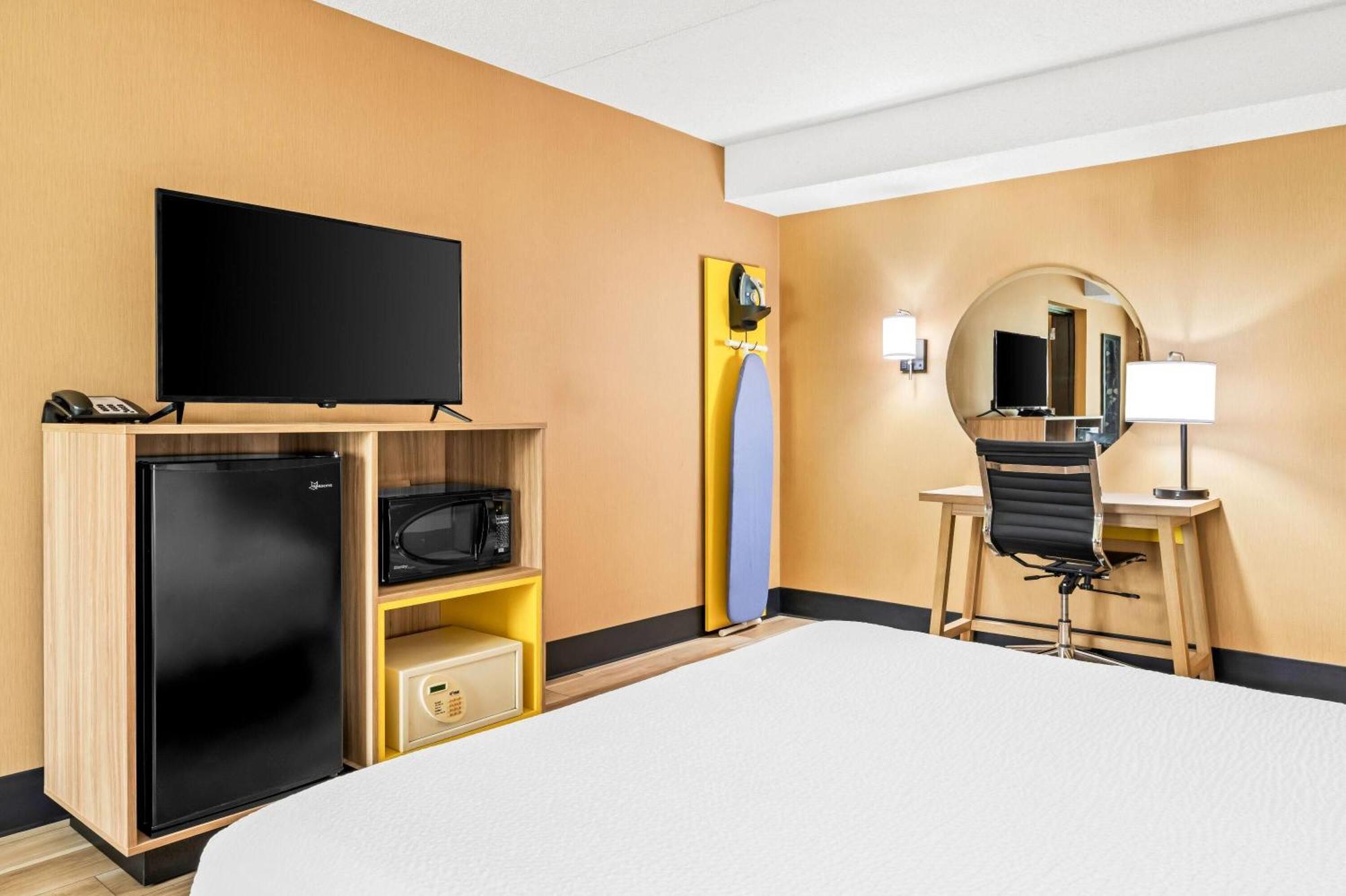 Queen Room Two Queen Beds Bath Tub Mobility Accessible or Non-Smoking