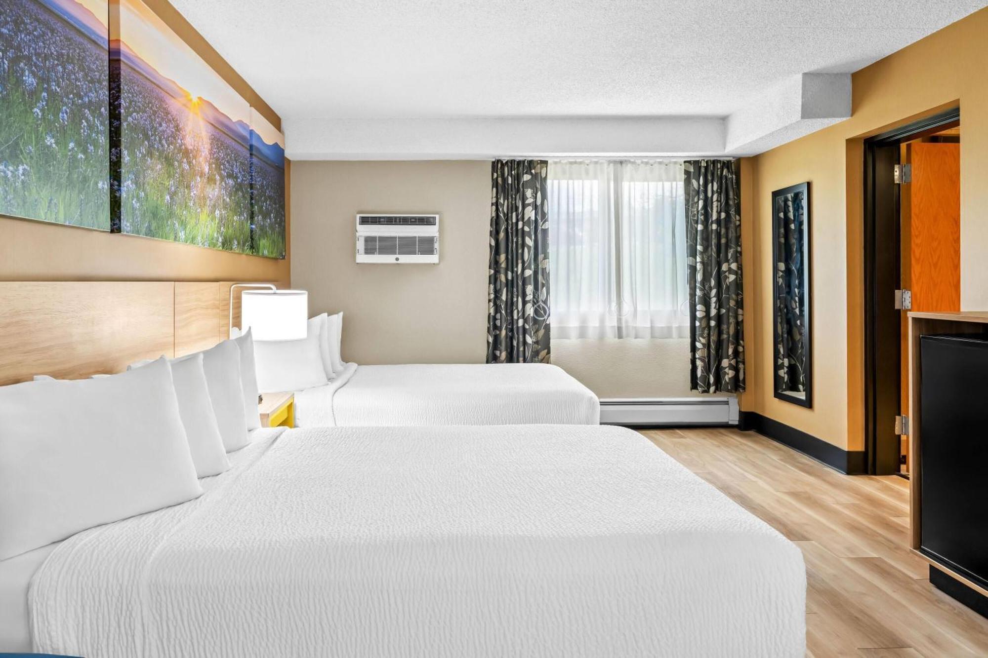 Queen Room Two Queen Beds Bath Tub Mobility Accessible or Non-Smoking