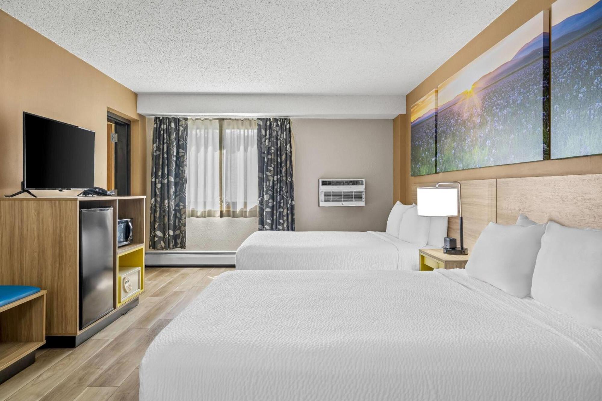 Queen Room Two Queen Beds Bath Tub Mobility Accessible or Non-Smoking